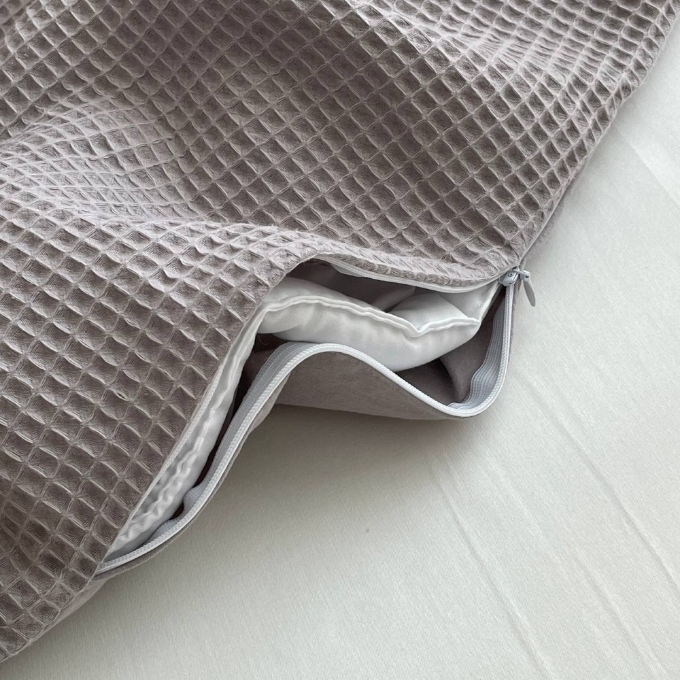 Paturica bebe din satin si stofa de vafe cu pilota, gri (7)